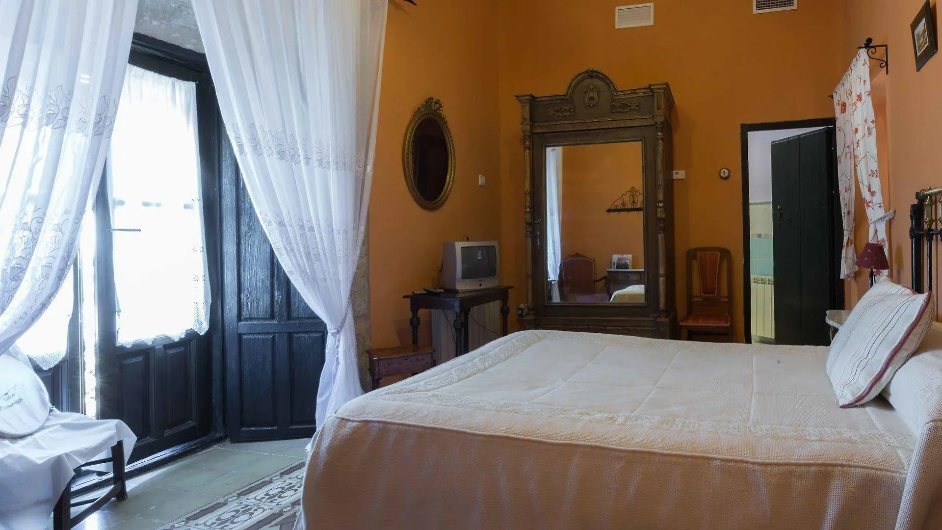 Hotel Palacio Guzmanes Banos De La Encina 3*,